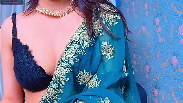 Snapshot of Aashika-Kaur chatting on 12/17/24, 06:13 Aashika-Kaur online show from 12/17/24, 06:13
