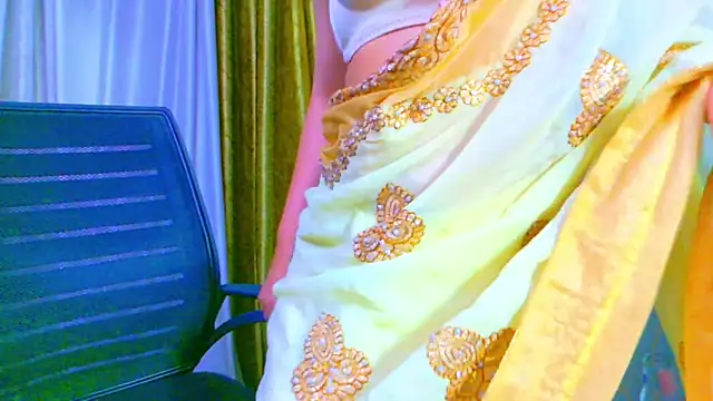 Snapshot of Aashika-Kaur chatting on 03/08/25, 04:01 Aashika-Kaur online show from 03/08/25, 04:01