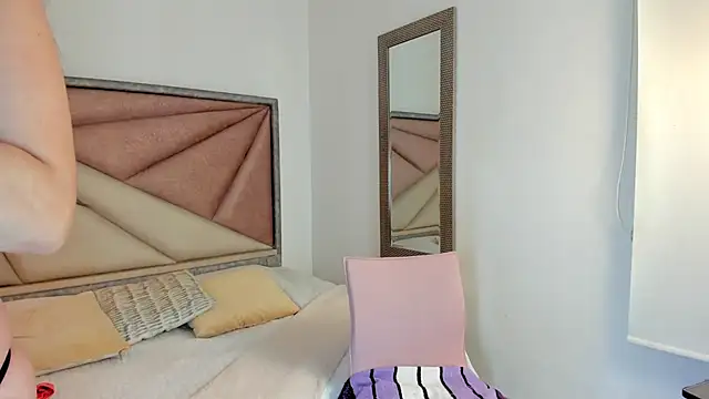 BarbaraKnox  online show from 11/22/25, 11:59