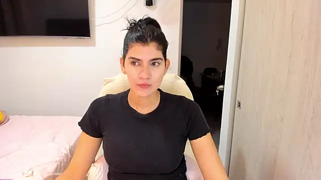 misstoya online show from 11/19/25, 10:21