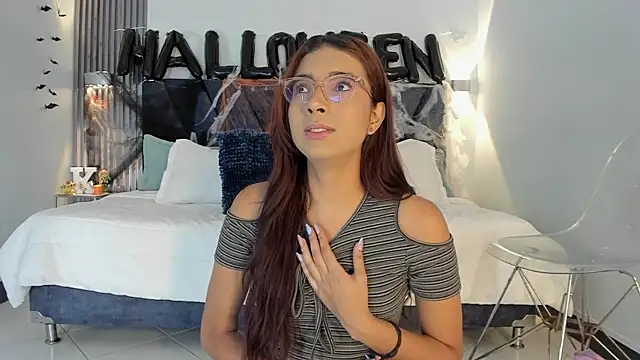 sara saenz99 online show from 10/27/25, 08:13