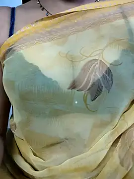 Snapshot of VR_here_4U chatting on 10/05/25, 12:03 VR here 4U online show from 10/05/25, 12:03