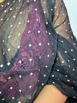 Snapshot of VR_here_4U chatting on 11/08/25, 01:11 VR here 4U online show from 11/08/25, 01:11