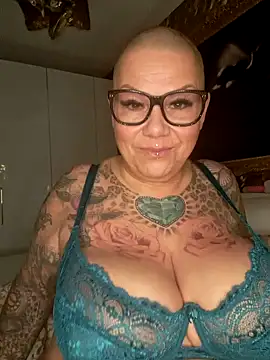 Snapshot of gepiercte_nippel chatting on 12/23/24, 12:25 gepiercte nippel online show from 12/23/24, 12:25