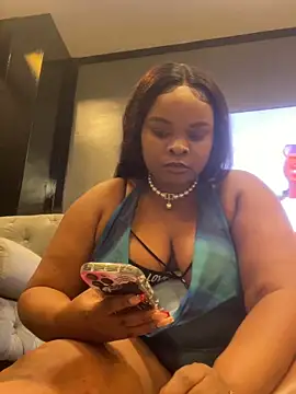 Snapshot of NaughtyKelly28 chatting on 12/22/25, 12:18 NaughtyKelly28 online show from 12/22/25, 12:18