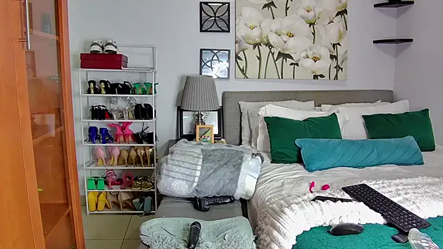 Snapshot of NaughtyKelly28 chatting on 02/06/26, 04:17 NaughtyKelly28 online show from 02/06/26, 04:17