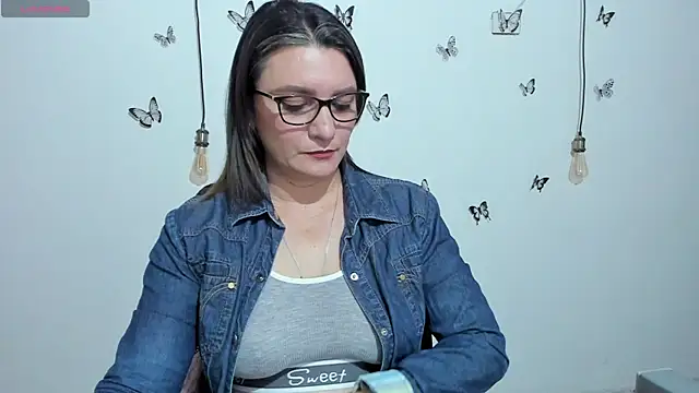 Snapshot of Amie_Adams82_ chatting on 11/11/25, 03:23 Amie Adams82 online show from 11/11/25, 03:23