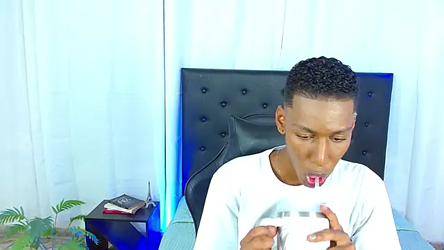 Snapshot of maiki18_ chatting on 03/04/26, 08:48 maiki18 online show from 03/04/26, 08:48