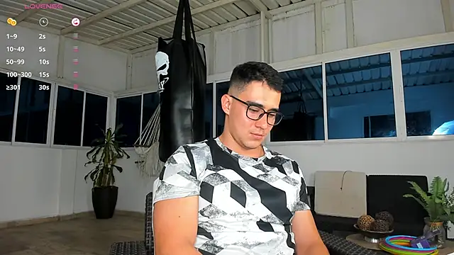 Snapshot of owengray2n chatting on 12/31/24, 12:54 owengray2n online show from 12/31/24, 12:54
