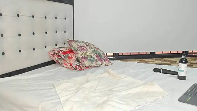 SelenaGmez online show from 02/14/25, 01:29