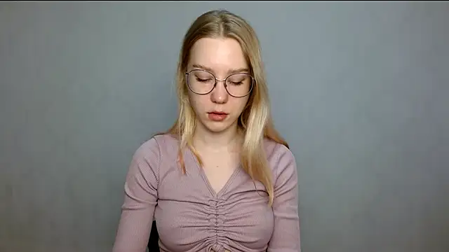 Snapshot of cindi_hot chatting on 02/21/25, 08:18 cindi hot online show from 02/21/25, 08:18