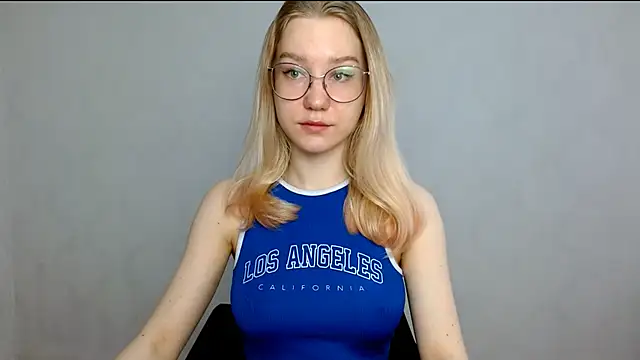 Snapshot of cindi_hot chatting on 02/23/25, 08:39 cindi hot online show from 02/23/25, 08:39