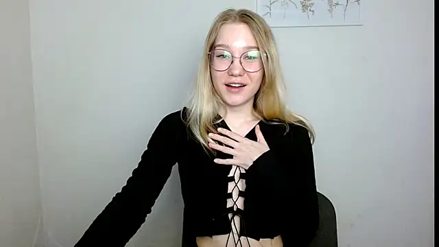 Snapshot of cindi_hot chatting on 03/21/25, 11:33 cindi hot online show from 03/21/25, 11:33