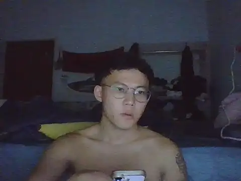 Snapshot of ZHIIz chatting on 12/18/25, 01:06 ZHIIz online show from 12/18/25, 01:06