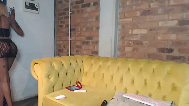 Snapshot of Kylie_Hairy_Bbc chatting on 09/18/25, 02:52 Kylie Hairy Bbc online show from 09/18/25, 02:52