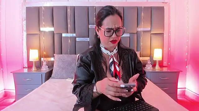 Snapshot of talivega chatting on 12/19/25, 08:27 talivega online show from 12/19/25, 08:27