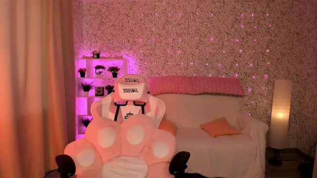 Snapshot of luna_cross chatting on 03/23/25, 07:31 luna cross online show from 03/23/25, 07:31