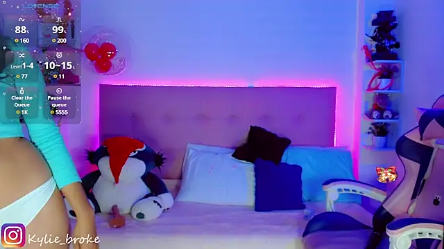 Snapshot of Kylie_brokee chatting on 12/19/24, 03:18 Kylie brokee online show from 12/19/24, 03:18