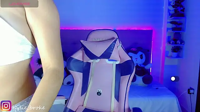 Snapshot of Kylie_brokee chatting on 02/04/25, 09:10 Kylie brokee online show from 02/04/25, 09:10