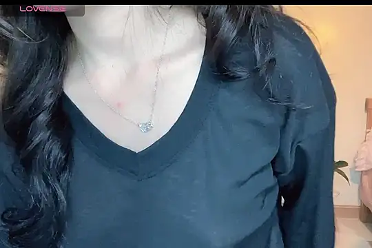Snapshot of _Aimy_ chatting on 10/15/25, 04:51 Aimy online show from 10/15/25, 04:51
