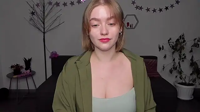 Snapshot of AidaPerry chatting on 12/14/24, 03:25 AidaPerry online show from 12/14/24, 03:25