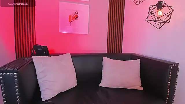 Snapshot of Nahiajhonson_ chatting on 12/17/25, 01:17 Nahiajhonson online show from 12/17/25, 01:17