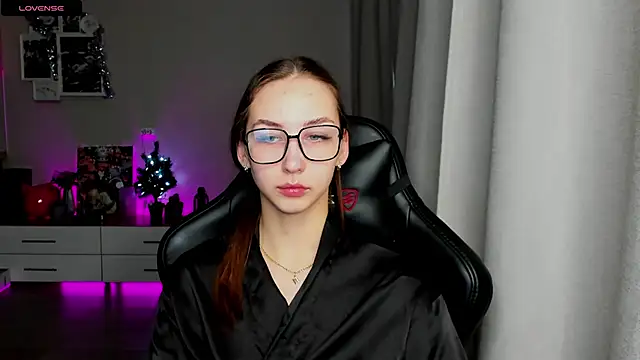 Snapshot of Sm0ly chatting on 12/28/24, 04:08 Sm0ly online show from 12/28/24, 04:08