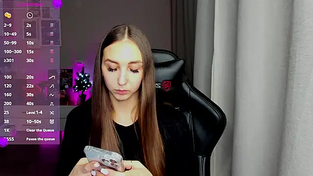 Snapshot of Sm0ly chatting on 02/13/25, 12:00 Sm0ly online show from 02/13/25, 12:00