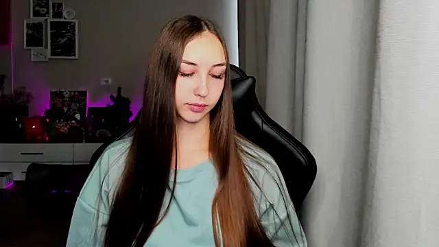 Snapshot of Sm0ly chatting on 09/13/25, 03:28 Sm0ly online show from 09/13/25, 03:28