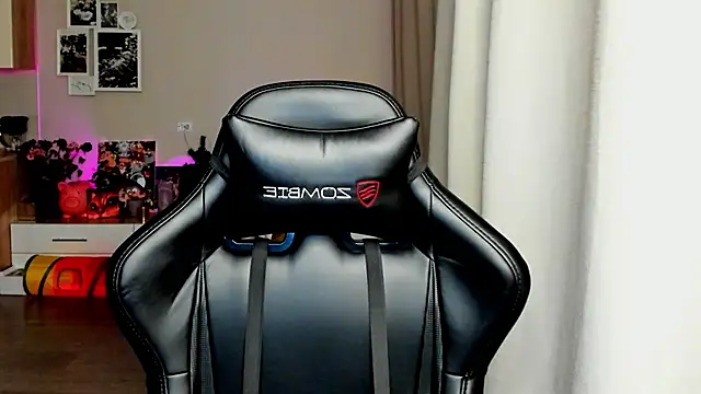 Snapshot of Sm0ly chatting on 10/29/25, 01:52 Sm0ly online show from 10/29/25, 01:52