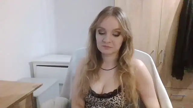 Snapshot of AlmaHoney chatting on 12/21/25, 09:22 AlmaHoney online show from 12/21/25, 09:22