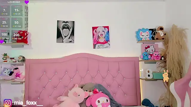 Mia foxx  online show from 11/13/25, 09:03