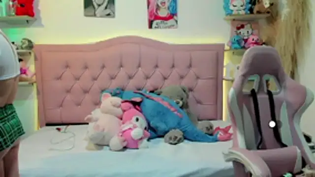 Mia foxx  online show from 11/15/25, 08:05