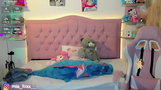 Mia foxx  online show from 11/20/25, 09:03