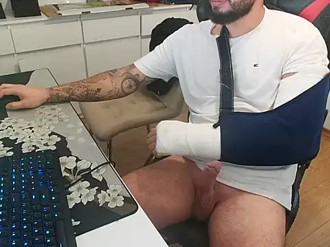 Snapshot of prezydentcam chatting on 10/13/25, 08:36 prezydentcam online show from 10/13/25, 08:36