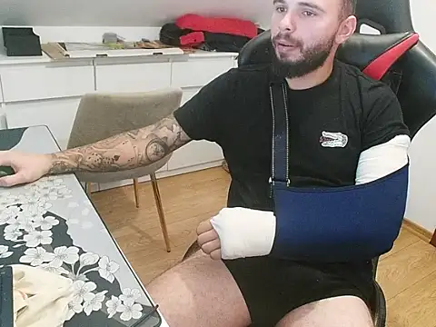 Snapshot of prezydentcam chatting on 10/15/25, 09:20 prezydentcam online show from 10/15/25, 09:20