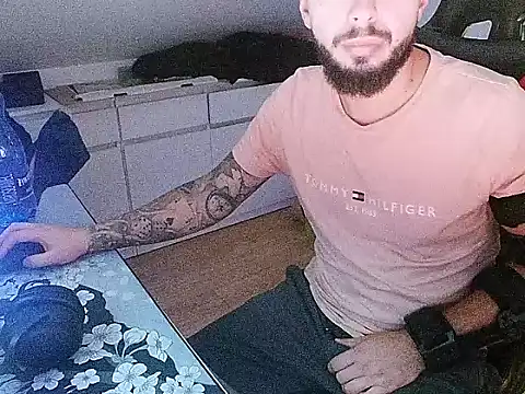 Snapshot of prezydentcam chatting on 10/24/25, 07:32 prezydentcam online show from 10/24/25, 07:32