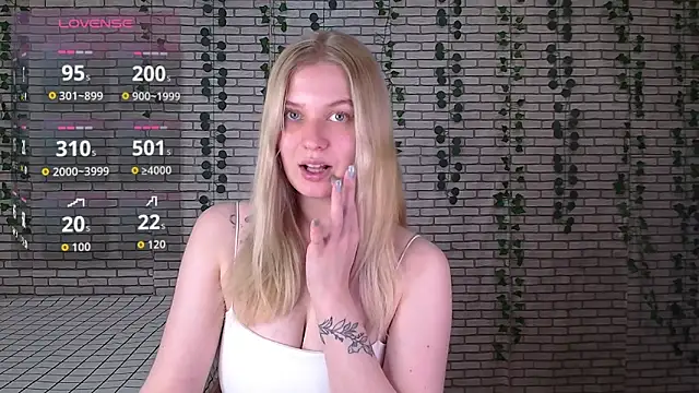 Snapshot of EmiliaDuchess chatting on 10/15/25, 09:53 EmiliaDuchess online show from 10/15/25, 09:53