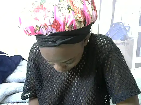 Snapshot of beauty_petite chatting on 05/05/26, 07:38 beauty petite online show from 05/05/26, 07:38