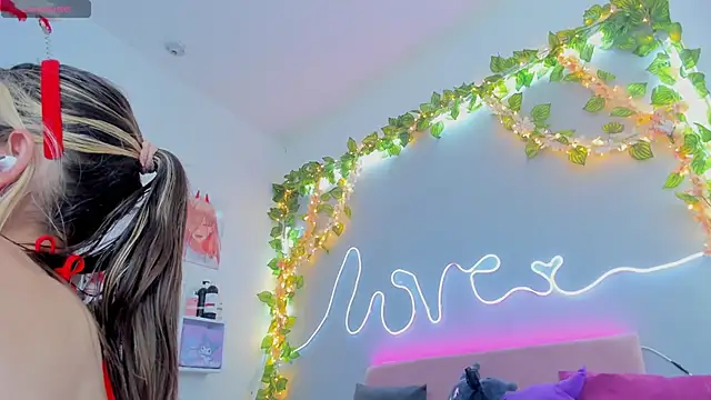 Snapshot of YouliteSllut2 chatting on 12/07/24, 04:31 YouliteSllut2 online show from 12/07/24, 04:31