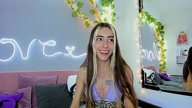 Snapshot of YouliteSllut2 chatting on 12/27/24, 01:22 YouliteSllut2 online show from 12/27/24, 01:22