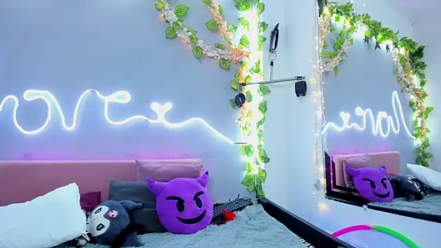 Snapshot of YouliteSllut2 chatting on 03/11/25, 07:04 YouliteSllut2 online show from 03/11/25, 07:04