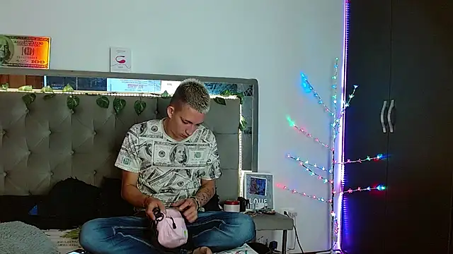 parejacaliente20154 online show from 12/31/24, 12:15