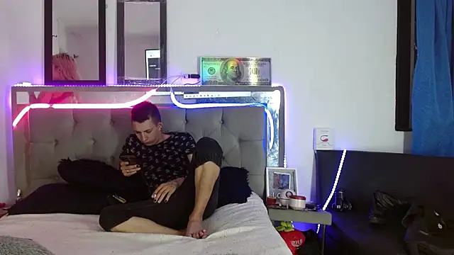 parejacaliente20154 online show from 02/13/25, 11:06