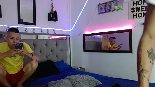 parejacaliente20154 online show from 02/22/25, 12:08