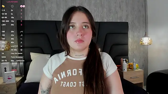 Snapshot of Sabrina_Lennox chatting on 03/15/25, 01:41 Sabrina Lennox online show from 03/15/25, 01:41