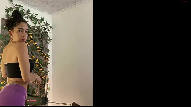 Snapshot of sara_smith45 chatting on 12/26/24, 08:00 sara smith45 online show from 12/26/24, 08:00