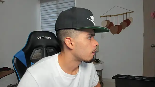 Snapshot of mateoleonee chatting on 02/14/26, 07:54 mateoleonee online show from 02/14/26, 07:54