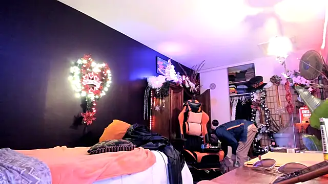 Snapshot of leatherz69 chatting on 02/07/25, 11:03 leatherz69 online show from 02/07/25, 11:03