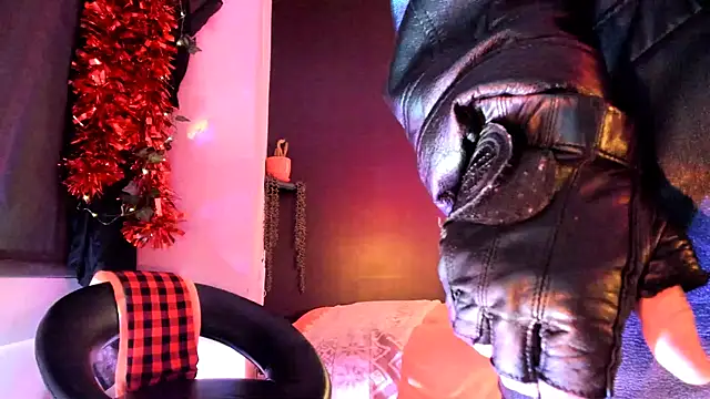 Snapshot of leatherz69 chatting on 02/11/25, 01:52 leatherz69 online show from 02/11/25, 01:52